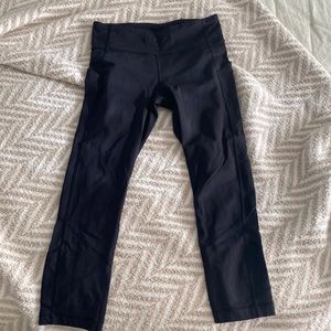 Lululemon leggings crop in black.
